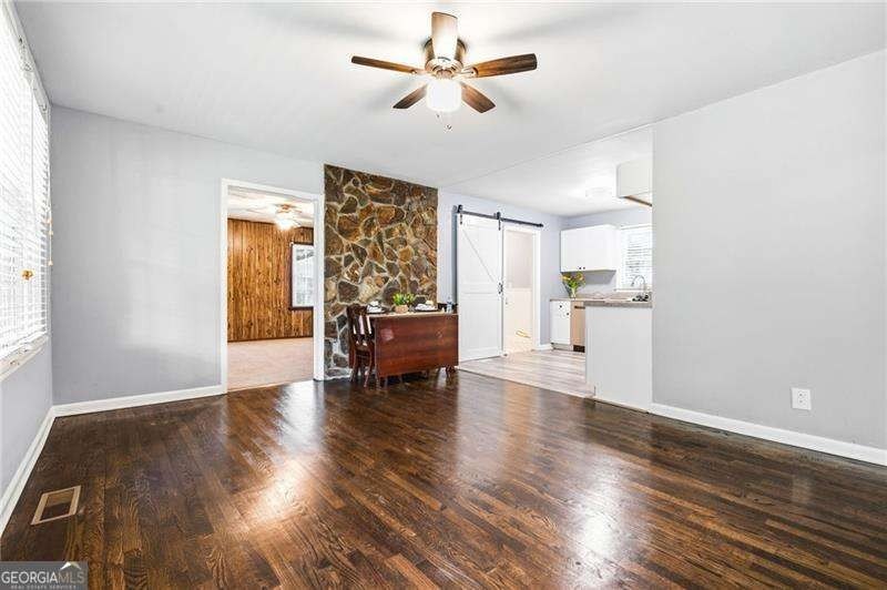 Nestled in a quiet small neighborhood, this timeless 1960 - photo 6