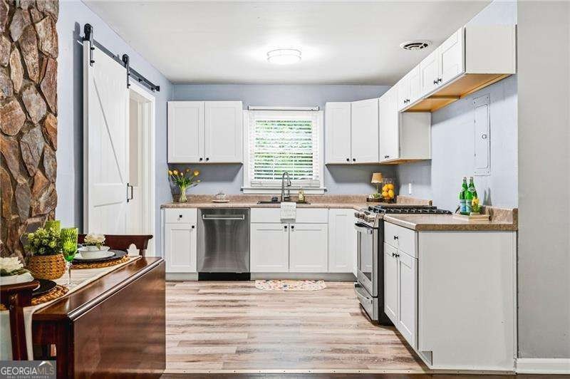 Nestled in a quiet small neighborhood, this timeless 1960 - photo 9