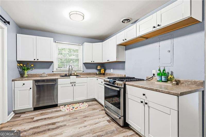 Nestled in a quiet small neighborhood, this timeless 1960 - photo 10