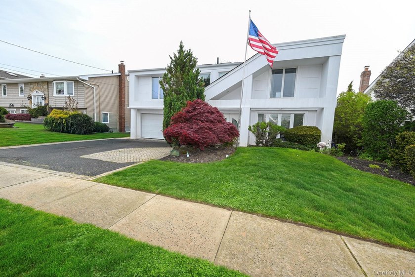 Experience the pinnacle of waterfront living at this spectacular - photo 4