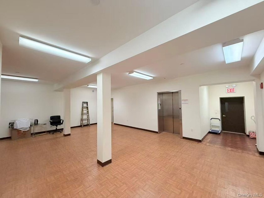 Ground-floor commercial condominium with additional cellar space - photo 4