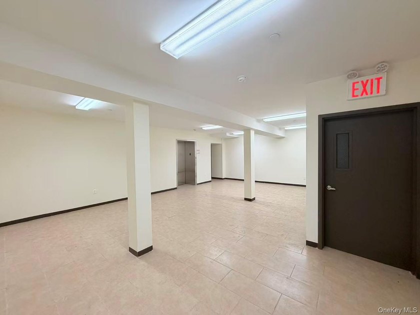 Ground-floor commercial condominium with additional cellar space - photo 5