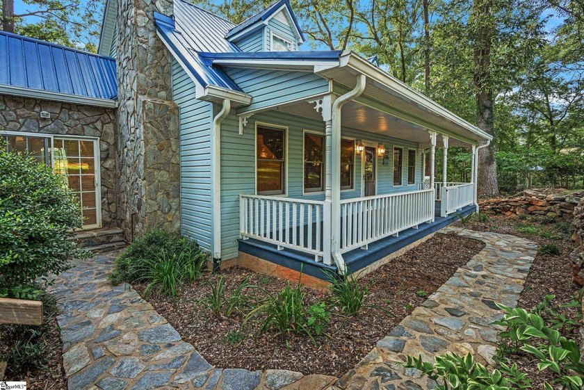 The home features 3 bedrooms, 2.5 bathrooms, and a spacious - photo 5