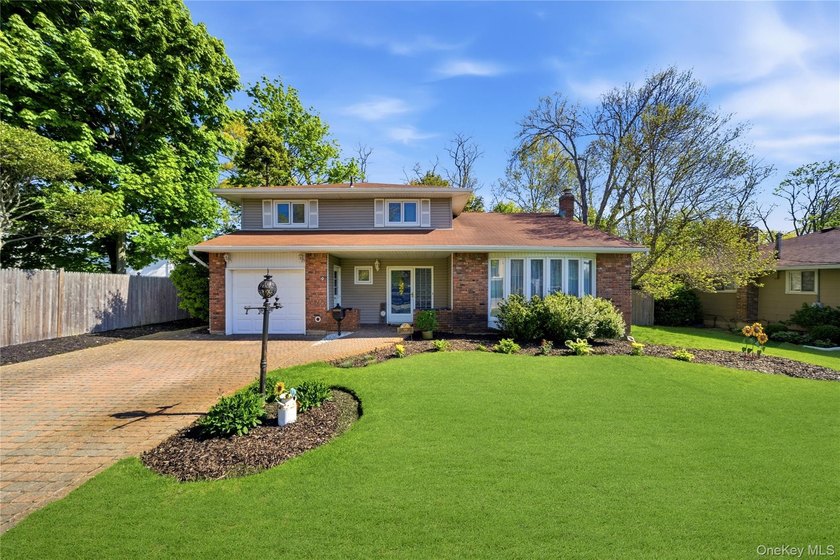 Welcome to this beautifully maintained home nestled in the heart - photo 2