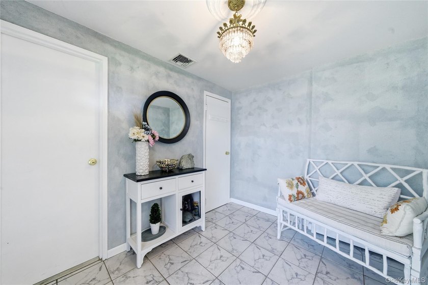 Welcome to this beautifully maintained home nestled in the heart - photo 3