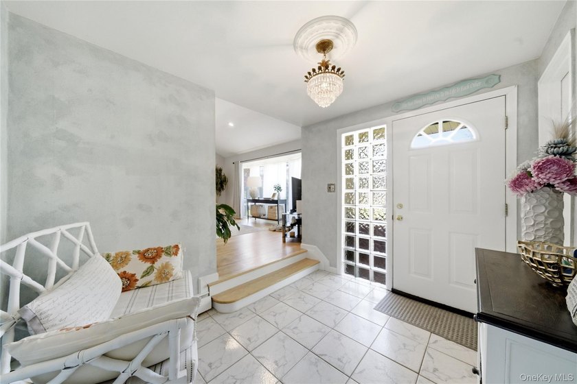 Welcome to this beautifully maintained home nestled in the heart - photo 4