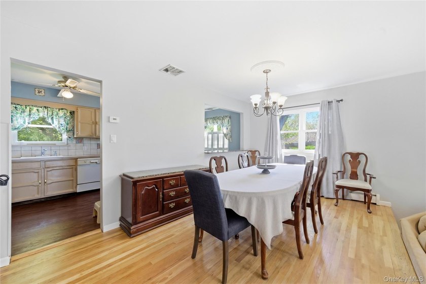 Welcome to this beautifully maintained home nestled in the heart - photo 8
