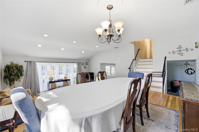 Welcome to this beautifully maintained home nestled in the heart - photo 10