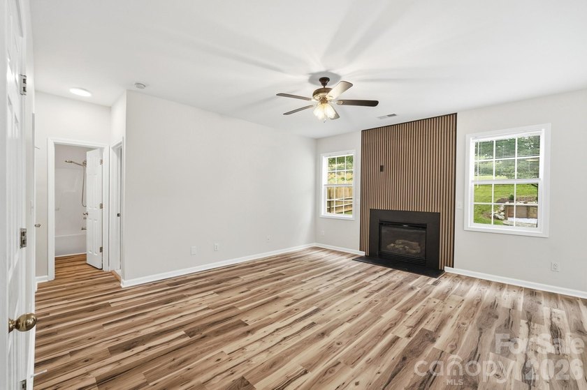 Welcome to this beautifully updated 5-bedroom, 3-bathroom home - photo 10