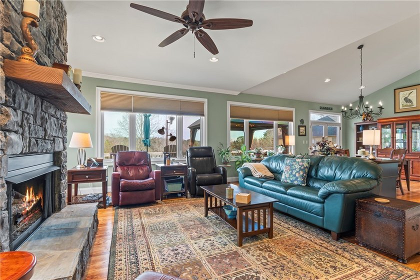 Welcome to luxury lake living on the shores of Lake Keowee in - photo 4