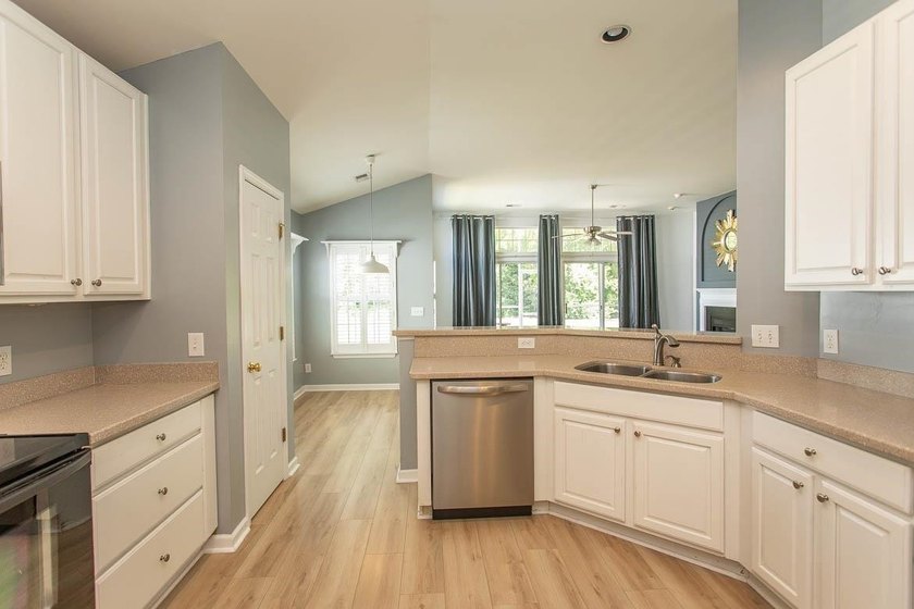 If you're searching for a stylish, updated home in Carolina - photo 25