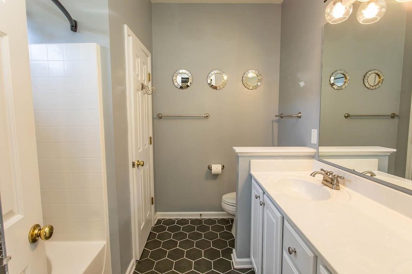 If you're searching for a stylish, updated home in Carolina - photo 33