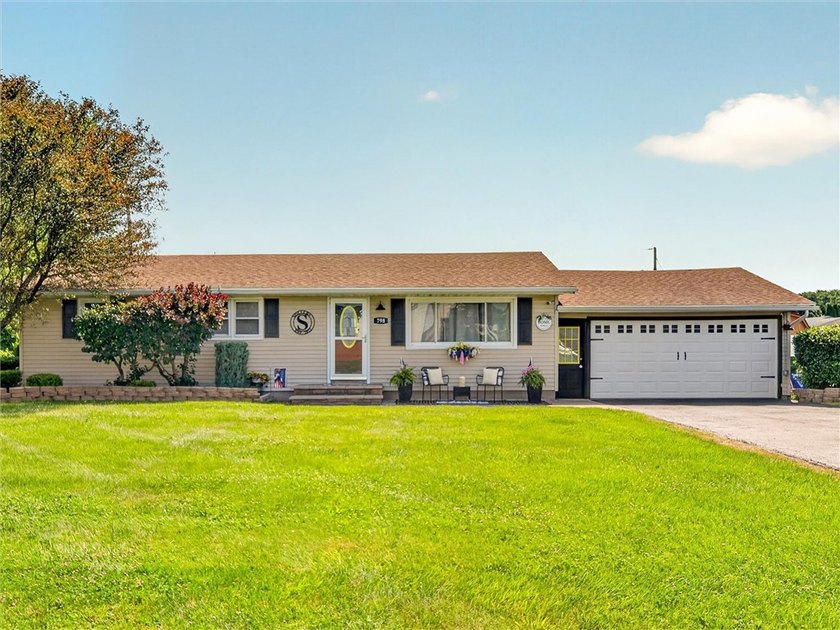 WOW...WOW...WOW! Vacation at Home! This stunning ranch-style - photo 2