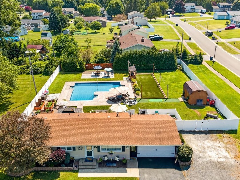 WOW...WOW...WOW! Vacation at Home! This stunning ranch-style - photo 4