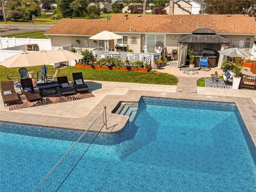 WOW...WOW...WOW! Vacation at Home! This stunning ranch-style - photo 7