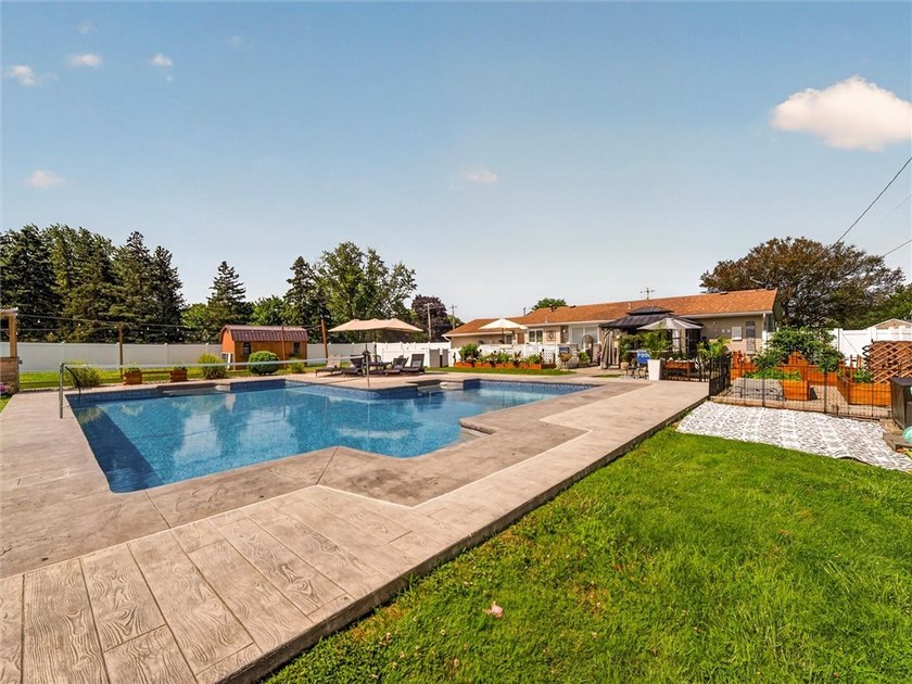 WOW...WOW...WOW! Vacation at Home! This stunning ranch-style - photo 8
