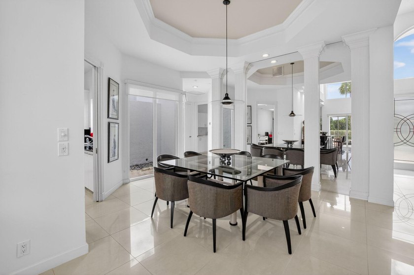 A wonderful, very clean house, very high living room ceiling and - photo 12