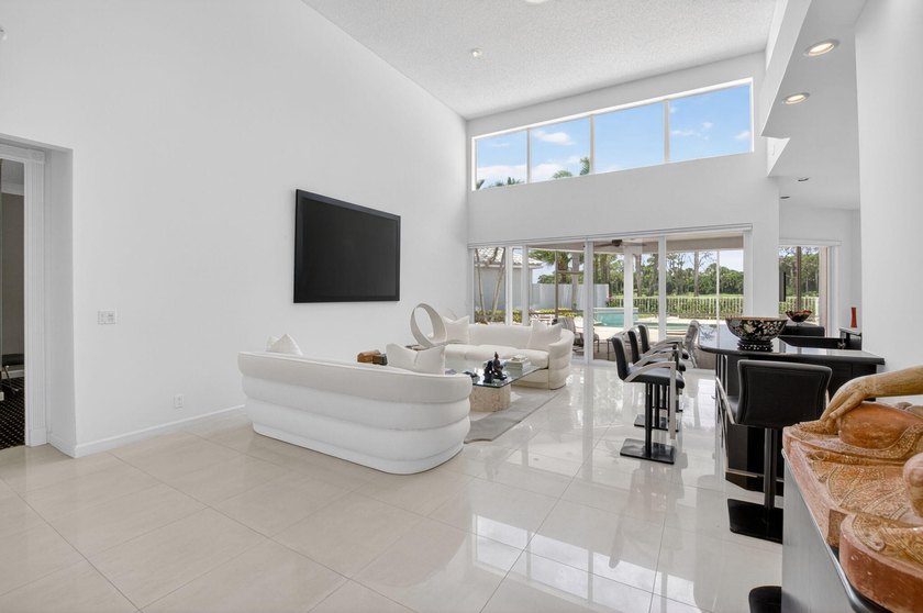 A wonderful, very clean house, very high living room ceiling and - photo 15