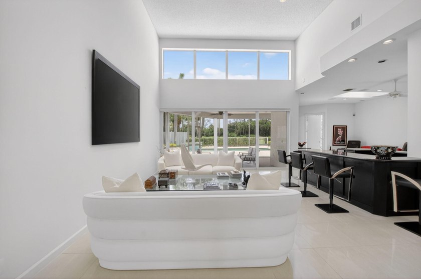 A wonderful, very clean house, very high living room ceiling and - photo 16