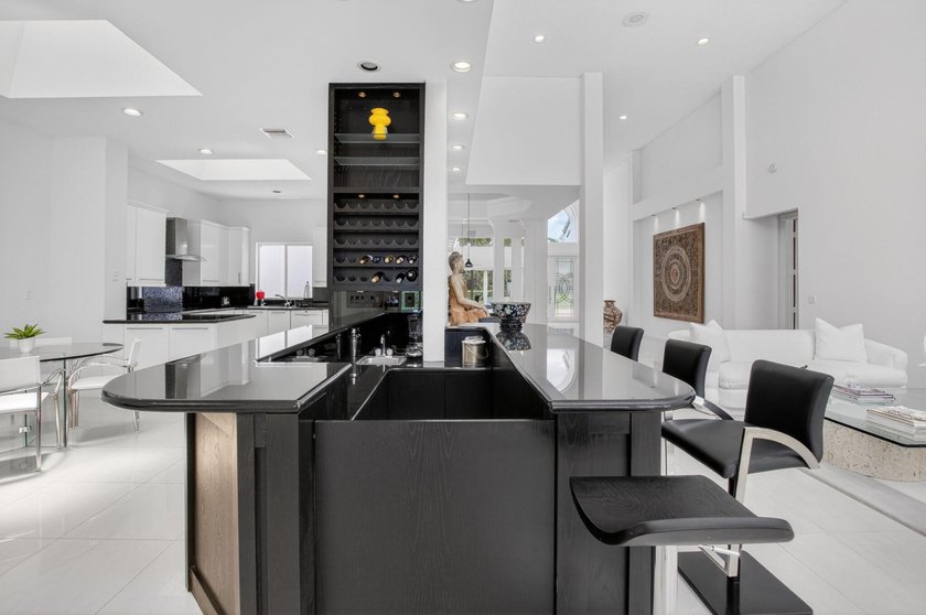 A wonderful, very clean house, very high living room ceiling and - photo 20