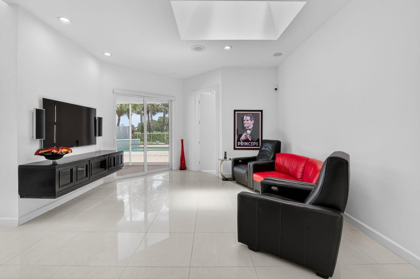A wonderful, very clean house, very high living room ceiling and - photo 22