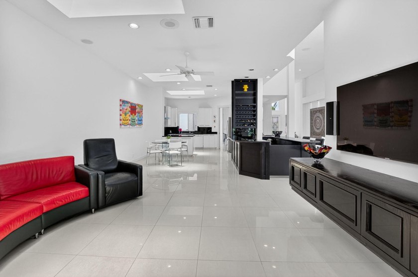 A wonderful, very clean house, very high living room ceiling and - photo 23