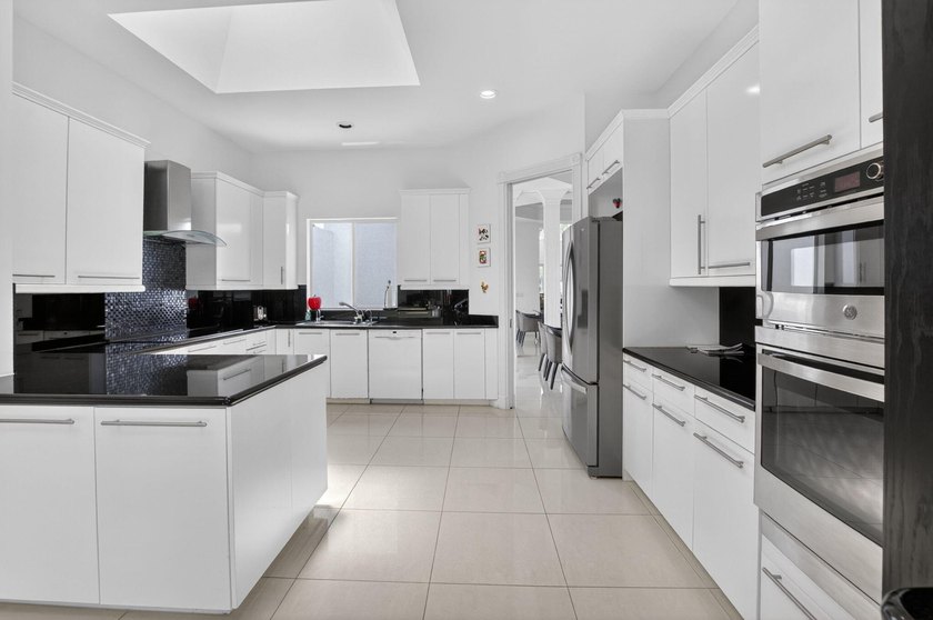 A wonderful, very clean house, very high living room ceiling and - photo 27