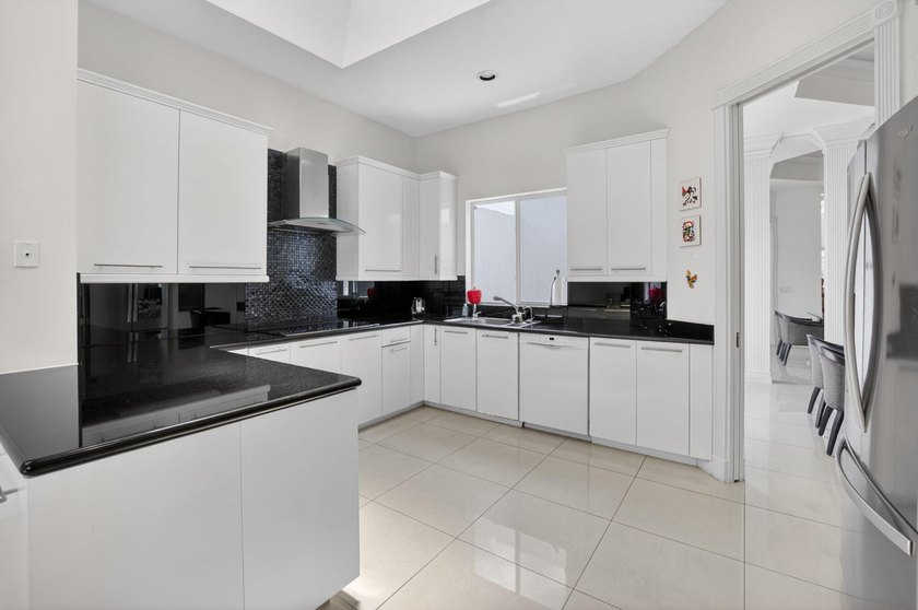 A wonderful, very clean house, very high living room ceiling and - photo 28