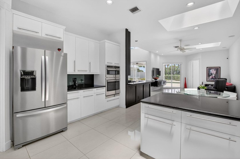 A wonderful, very clean house, very high living room ceiling and - photo 30