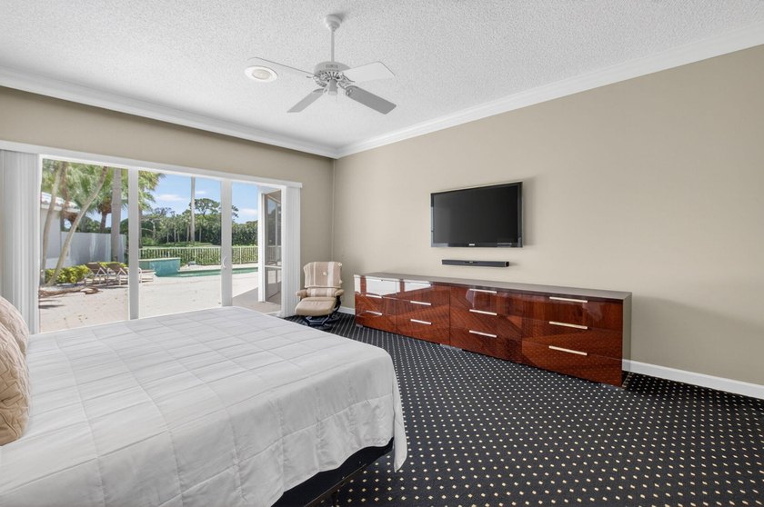 A wonderful, very clean house, very high living room ceiling and - photo 33