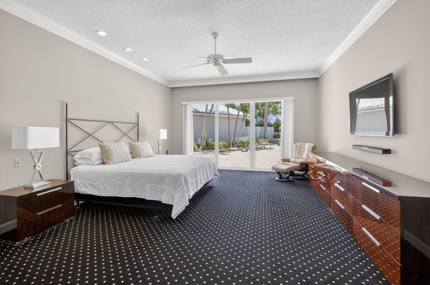 A wonderful, very clean house, very high living room ceiling and - photo 34