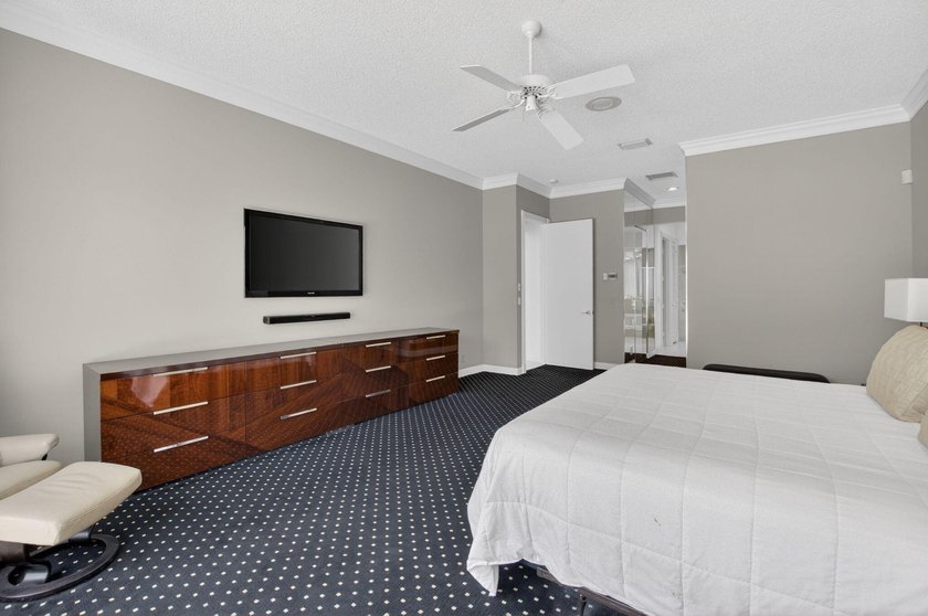 A wonderful, very clean house, very high living room ceiling and - photo 35