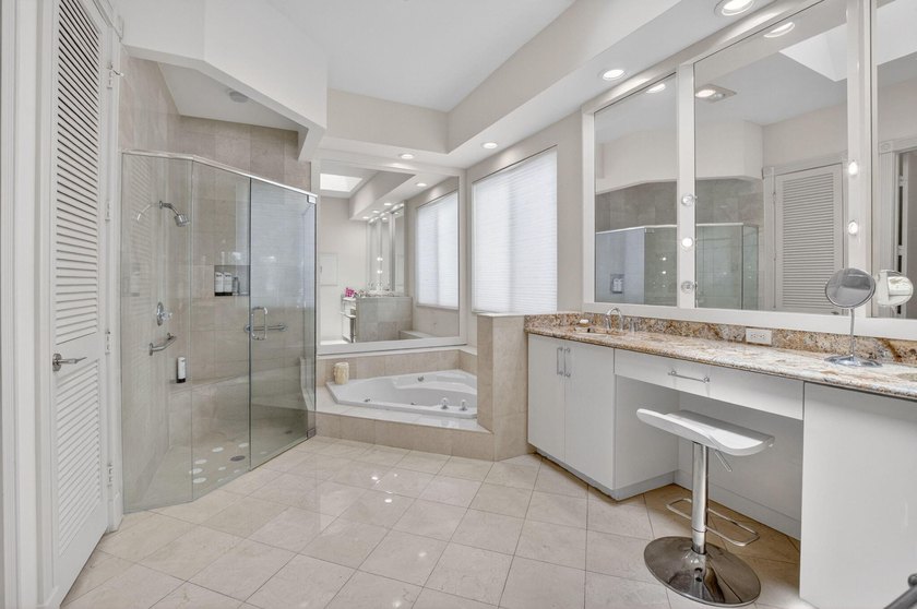 A wonderful, very clean house, very high living room ceiling and - photo 37