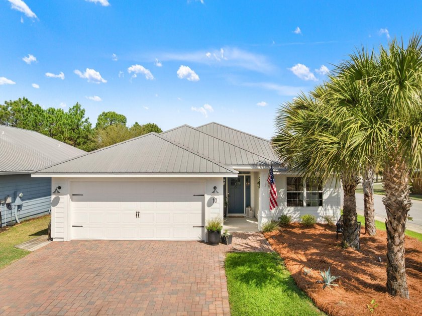 This delightful, move-in ready home welcomes you with a spacious - photo 3