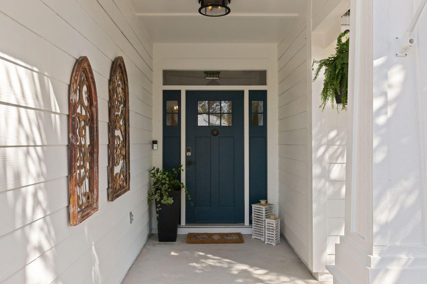 This delightful, move-in ready home welcomes you with a spacious - photo 4