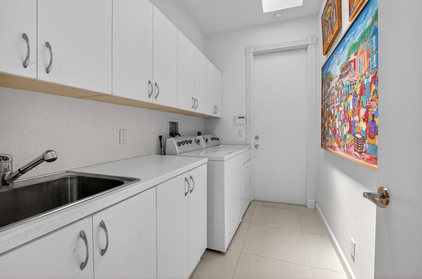 A wonderful, very clean house, very high living room ceiling and - photo 50