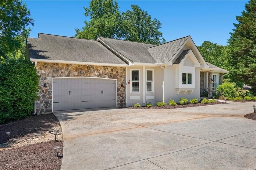 Updated 4BD/3.5BA, 2,928 sqft golf-front cottage in The Orchard - photo 6