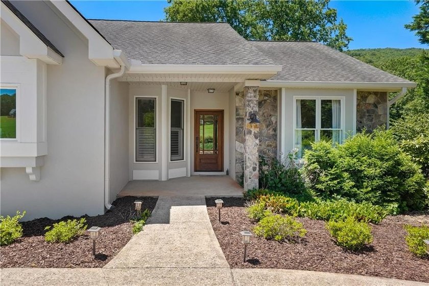 Updated 4BD/3.5BA, 2,928 sqft golf-front cottage in The Orchard - photo 7