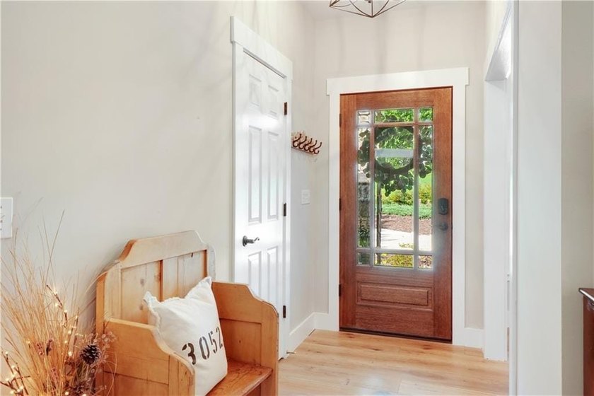 Updated 4BD/3.5BA, 2,928 sqft golf-front cottage in The Orchard - photo 8