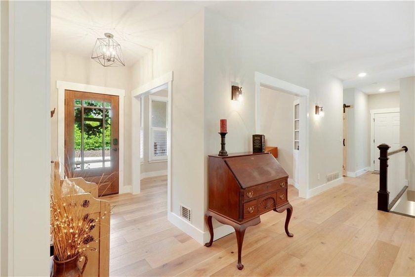 Updated 4BD/3.5BA, 2,928 sqft golf-front cottage in The Orchard - photo 9