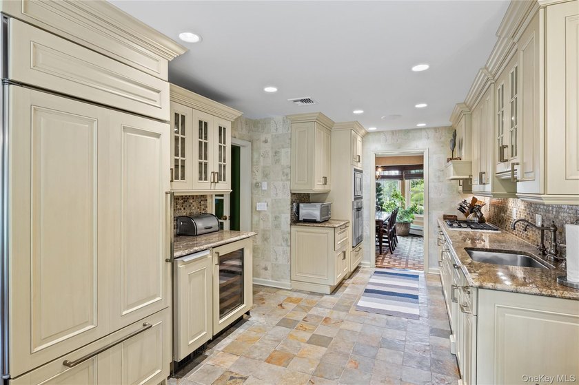 Traditionally elegant brick, 4 bedroom, 3.5 bath center hall - photo 12