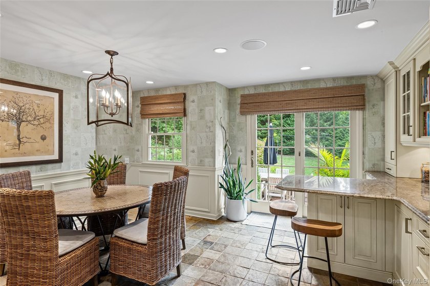Traditionally elegant brick, 4 bedroom, 3.5 bath center hall - photo 16