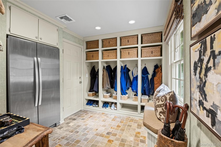 Traditionally elegant brick, 4 bedroom, 3.5 bath center hall - photo 17