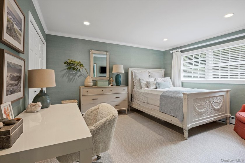 Traditionally elegant brick, 4 bedroom, 3.5 bath center hall - photo 25