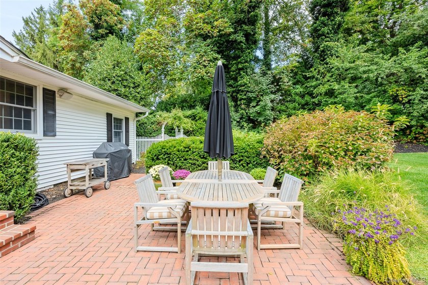 Traditionally elegant brick, 4 bedroom, 3.5 bath center hall - photo 31