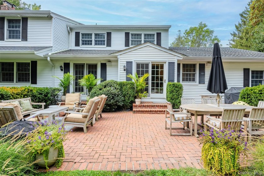 Traditionally elegant brick, 4 bedroom, 3.5 bath center hall - photo 32