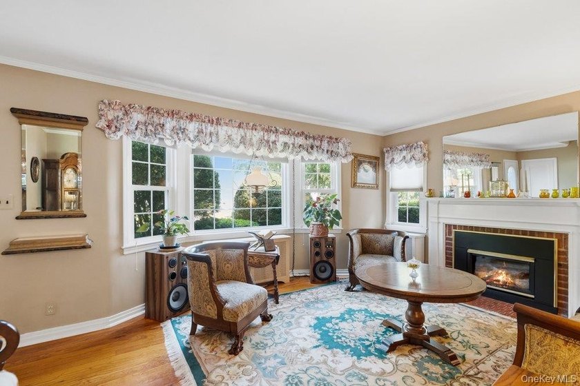 Don't Miss this charming, expanded Cape home featuring 5 - photo 6