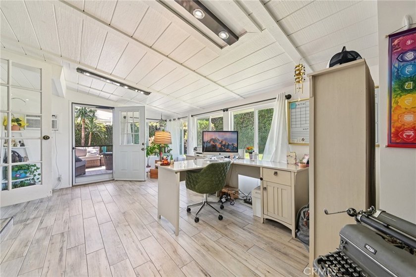 Beautifully maintained 3-bedroom/1.5-bathroom home offering a - photo 15