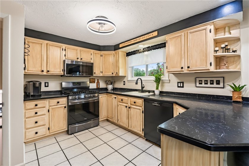 Unique layout in this 2248 square foot two story home &amp; is - photo 9