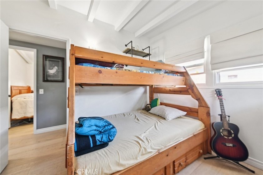 Beautifully maintained 3-bedroom/1.5-bathroom home offering a - photo 20